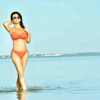Tesy Sweet zeigt ihre schöne Figur im Bikini am Strand.