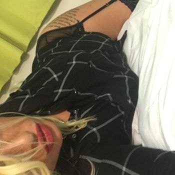 Blondine Svetlana rekelt sich auf dem Bett und zeigt ihren Schmollmund